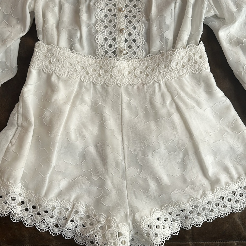White Set - Picture 2 of 6